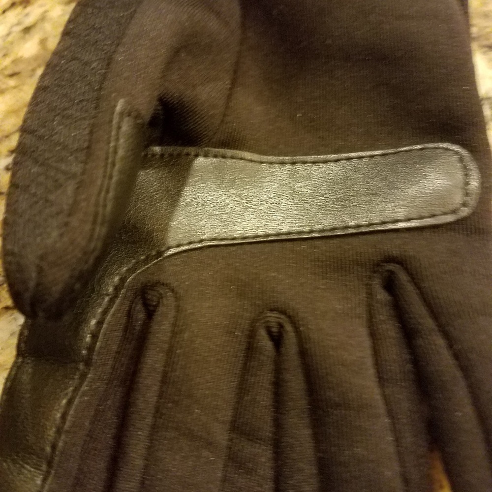 *Black Gloves w/Faux Fur - Picture 4 of 7